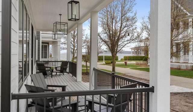 Harbor House 21: 5-bedroom lake view retreat in Bay Harbor, MI, perfect for families.