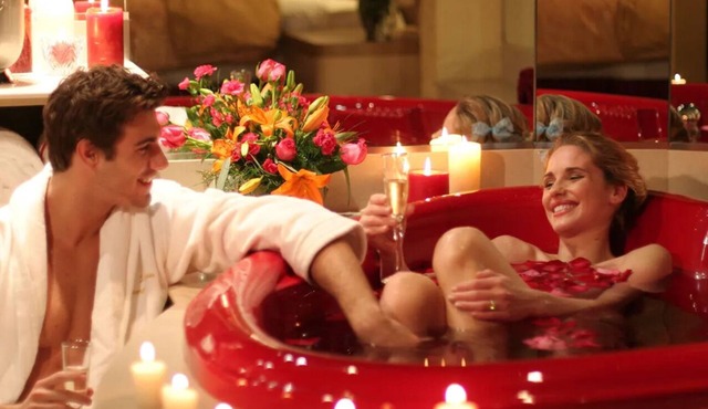 Heart Shaped Jacuzzi in main bedroom overlooking Fox Lake! Free Kayaks & Bikes