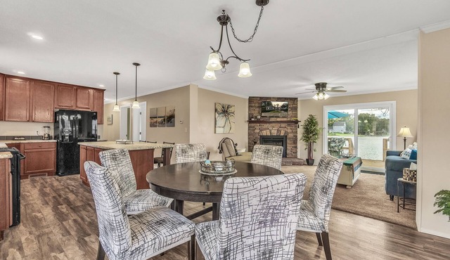 Hidden Lake Front ≈ New Build ★ Private Beach ✹ Fast WiFi ⇶