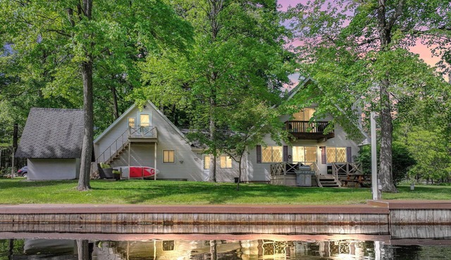 Hideaway Chalet-Cozy, Comfortable, and Quite! On Canal with Large Outdoor space
