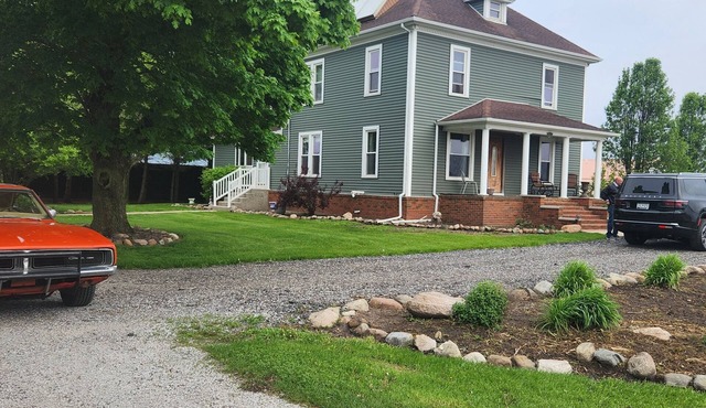Historic 6-bedroom Country farmhouse AC, WiFi in rural Francesville