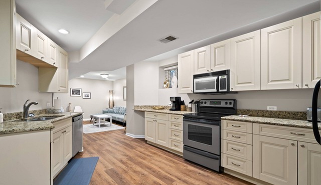 Historic Designer Lincoln Park Retreat Sleeps 14 by AllSet Turnover