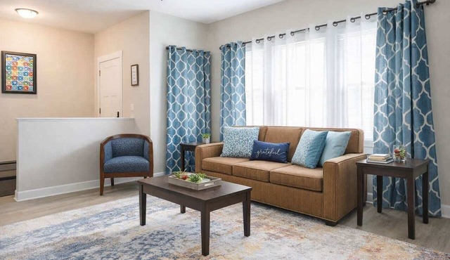 Historic Hideaway*King Bed*Remodeled* fast Wi-Fi