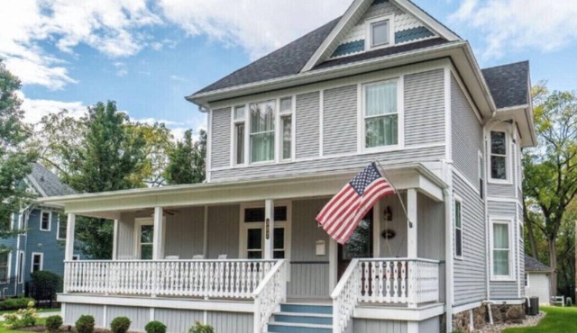 Historic Retreat - steps from the Lake and Downtown