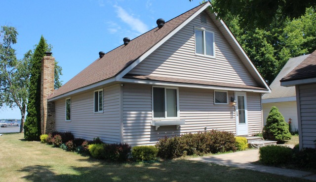 HL - Beautiful LAKEFRONT Home - right by the sandbar everyone hangs at!