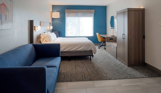 Holiday Inn Express Hotel & Suites Fort Atkinson by IHG