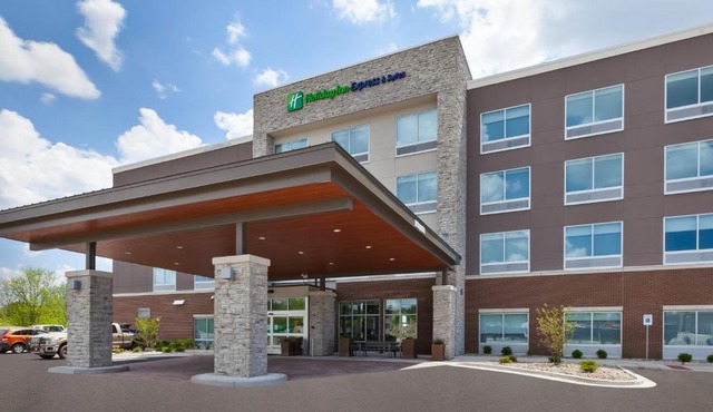 Holiday Inn Express & Suites - Grand Rapids Airport - South by IHG