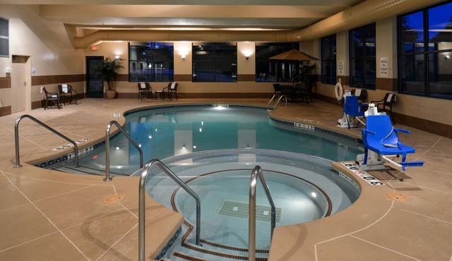 Holiday Inn Express & Suites New Berlin by IHG