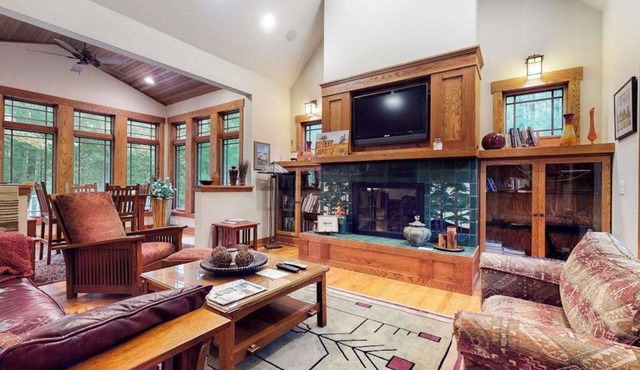 Home near downtown with a fireplace, deck, grill, central AC & washer/dryer