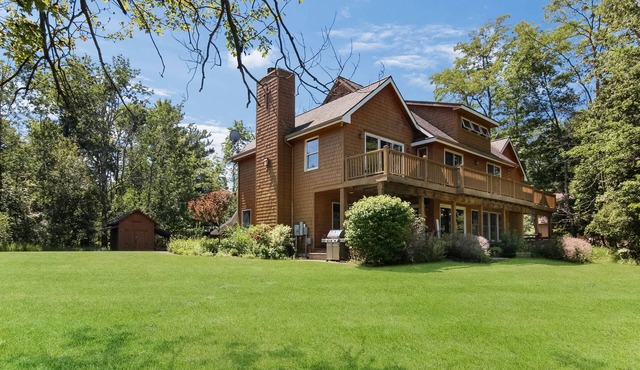 Home On The Crystal River In Glen Arbor! Pontoon Available to rent