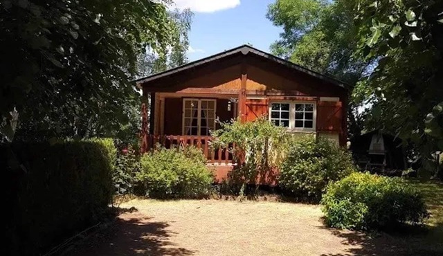 Homerez - Cozy Chalet in Vaas with Lake View