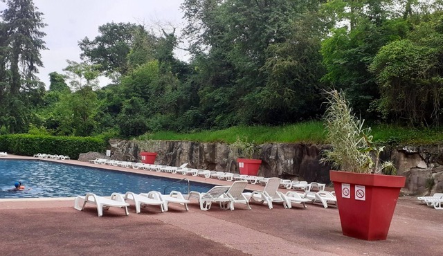 Homerez - Nice bungalow for 5 ppl. with shared pool and terrace at Saint-Chéron in Saint-Chéron