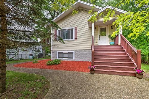 Hot Tub, Deck & Backyard: Cozy Union Pier House!