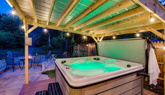 Hot Tub, Fire Pit—Walk to Notre Dame and Downtown