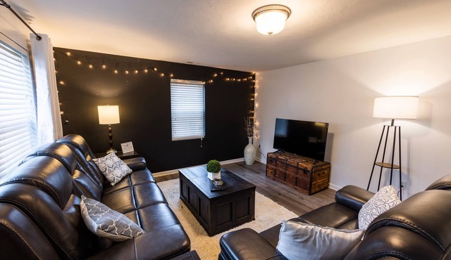 Hot tub getaway quiet 2bdrm home in N. Broad Ripple