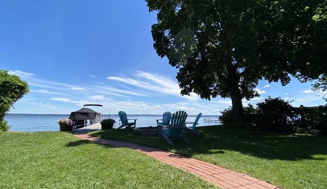 Houghton Lake Heights cottage right on the water!