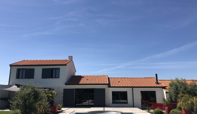 House with swimming pool on large enclosed plot in the vineyards
