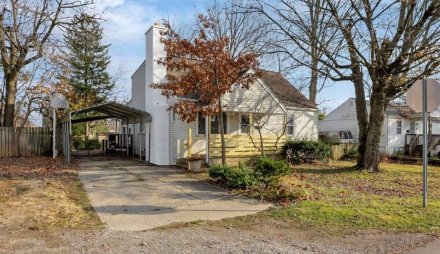 Housepitality - West Side Lodge - 6 BR 2 BA MA