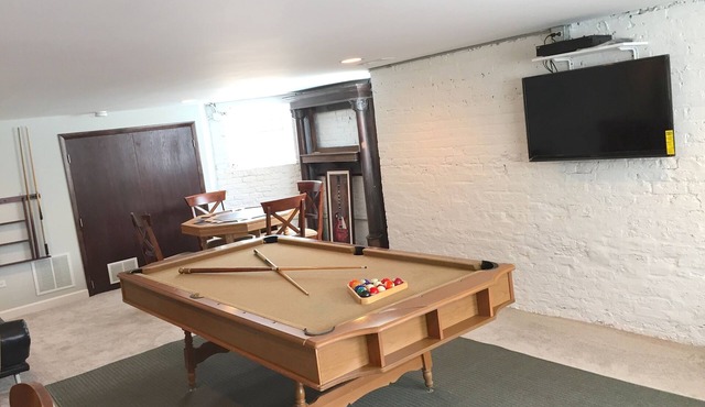 Huge Wrigleyville Beauty -10 beds and 5 baths in the heart of it all!