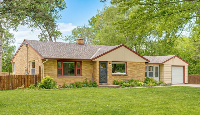 Huge Yard, Fire Pit, Garden! Milwaukee Family Home