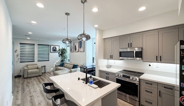 Huge Yard + Garage : Modern 3BR Long Beach Home in Long Beach