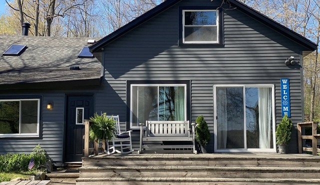 Hunters Lodge - Spacious semi-Private Lake, Beach, Nature, Boats, Amazing Fun!