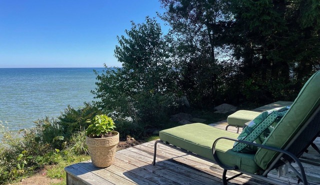 "Huron Bluff" 3-bedroom House in Harbor Beach Lakefront with Spectacular Views