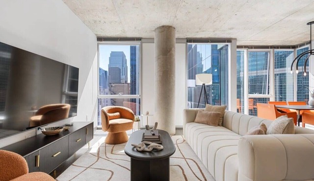 Ideal for Groups: Spacious 2BR in The Loop