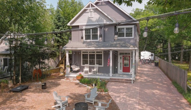 Immaculate Home Steps to Lake MI and Glen Arbor