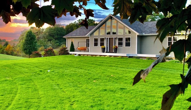 Impressive 3 bdr/3bth 25 mins from ND & beaches. Workout, game room, spa, & deck