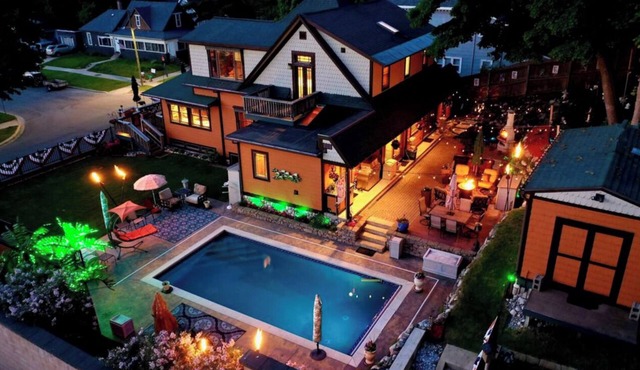 Incredible Downtown 6 bedroom with Pool, Hot Tub, Waterfall, Arcades & Speakeasy
