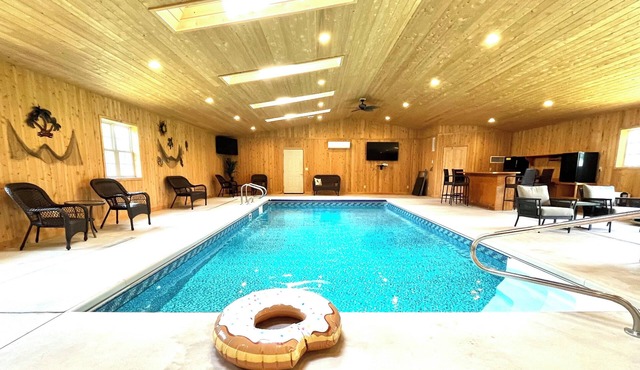 Indoor Heated Pool inside Spacious 4-bedroom house in serene Escanaba with AC