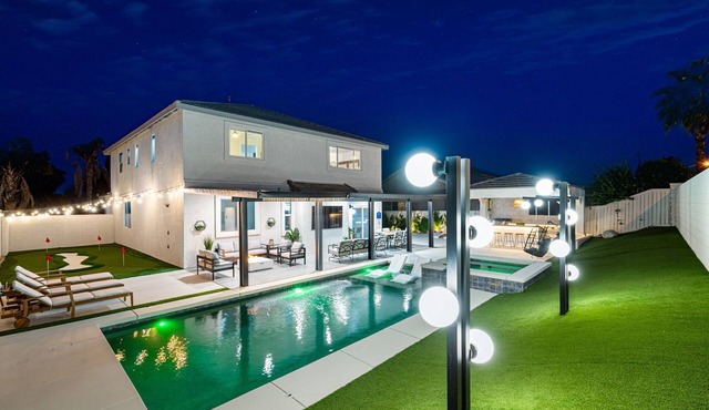 Interstellar w/Pool, Golf, & Game room/Sleeps 23!