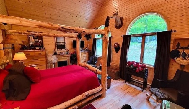 Iron River Luxury Cabin with dock, firepit & deck