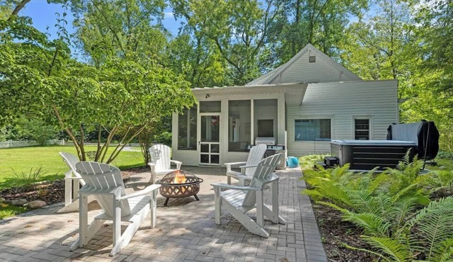 Juniper Presents: Classic Cottage w Hot Tub, Steps from the Beach