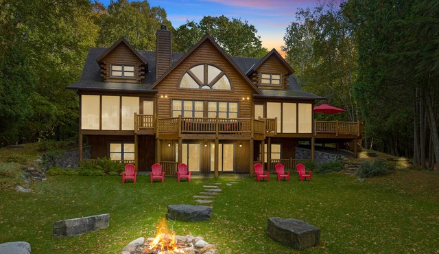 Juniper Presents: Gorgeous Vacay Lodge on Nowland Lake, 10-acres w/Dock + Kayaks in Charlevoix