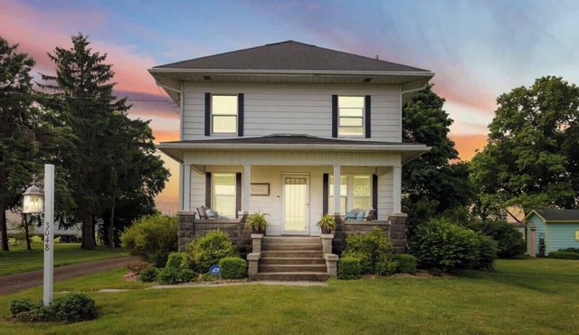 Juniper Presents: Vintage 1920s Farmhouse - Barn, Hot Tub & Fire Pit