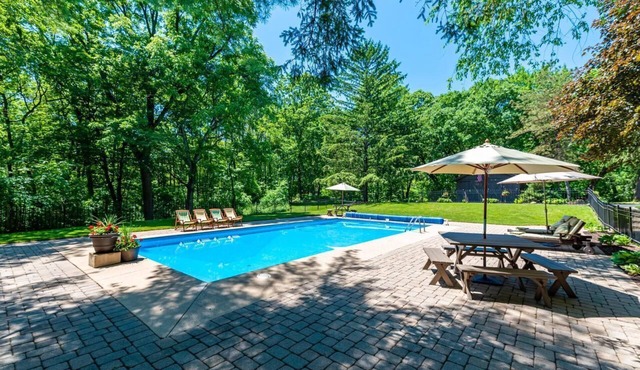 Kettle 2BR Cabin on 15 lush acres w pool and lake
