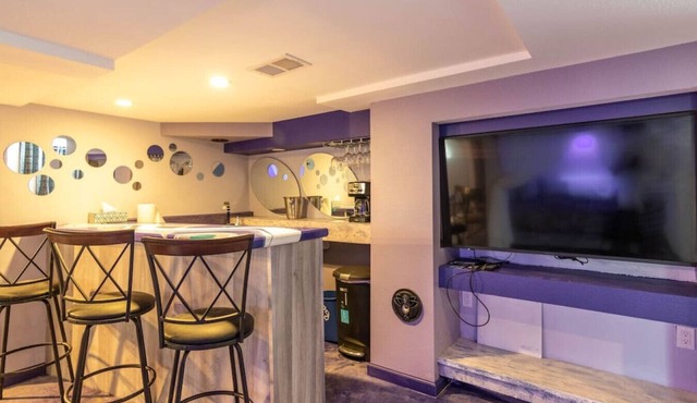 Kickback House (Small Events Ok, Sleeps 12 w/bar & smoke room)