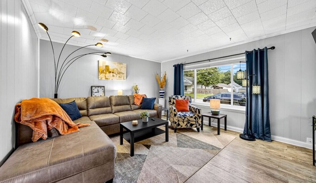 King bed, family friendly, cozy & clean, near ISU
