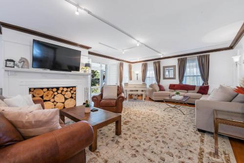 - King Bed - Massive Yard - Fully Equipped Condo