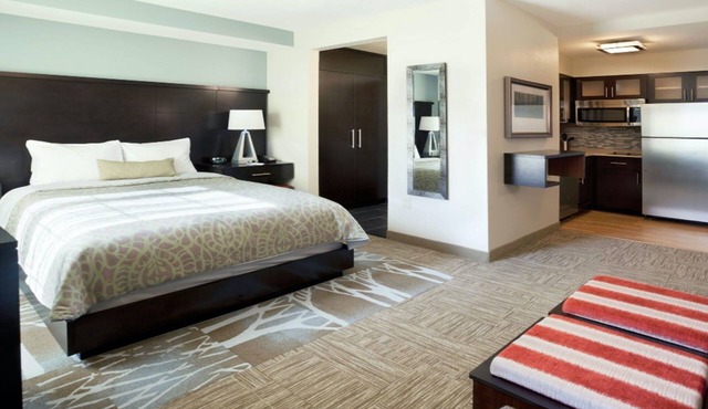 King Studio | Buffet Breakfast, Indoor Pool Access + 24h Business Center
