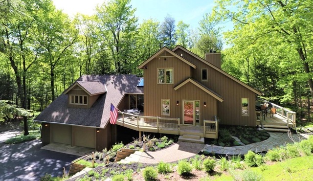 Kingswood Hillside Home: Upscale and private home in Birchwood Farms Golf & Country Club