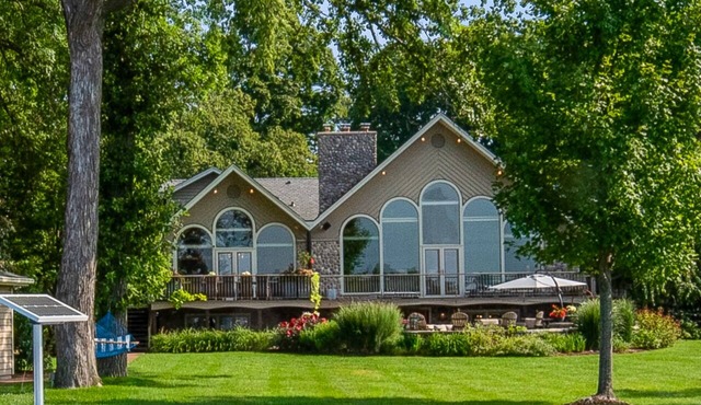 Kohl Manor Luxury Lake 8br year round retreat Pool, Cinema, Arcade on LacLaBelle