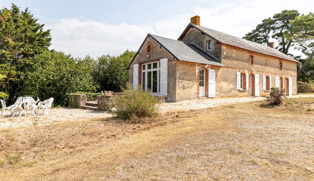 "La Savarière": Cottage and beach for 12 people