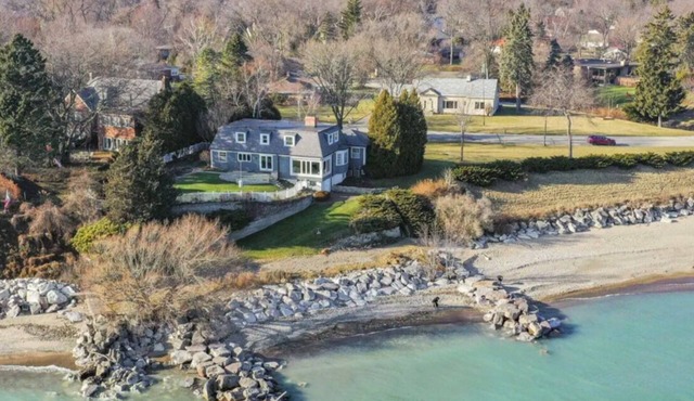 "Lady Blue" -Beach Home with Private Beach on Lake Michigan - HOT TUB AND SAUNA