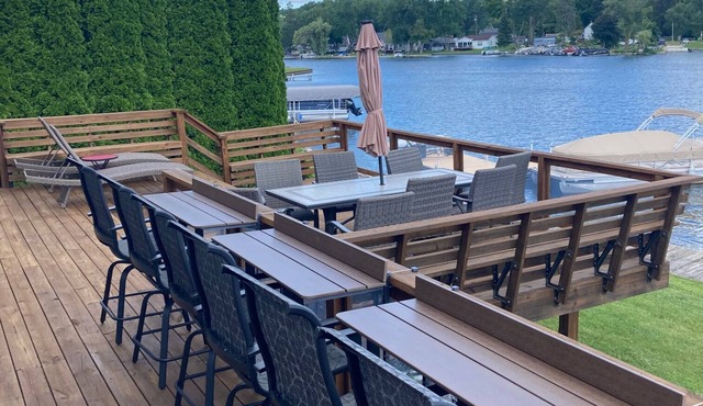 Lakefront home w/walkout basement arcade/bar area! Free Kayaks! Sandbar!