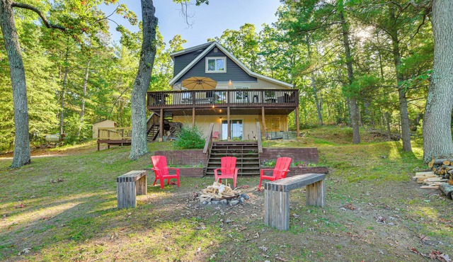 Lake Access & Dock: Remote Mio-Area Cottage