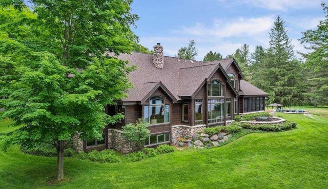 Lake Breeze Luxury Executive Retreat