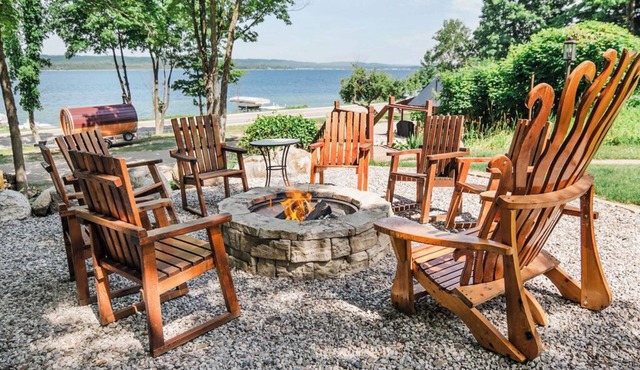 Lake Charlevoix lakefront + hot tub